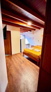 a room with a bed and a television in it at Apart Hotel Géminis in Termas del Daymán