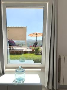 una finestra con vista sulla piscina di ArtApArt T a Rabac