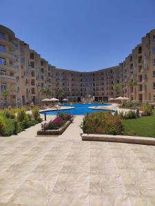 ein großer Apartmentkomplex mit einem Pool und einem Resort in der Unterkunft Princess resort 307 in Hurghada