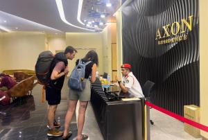 Un groupe de personnes debout autour d'un comptoir dans un magasin dans l'établissement Axon Residence KLCC - JD HOME, à Kuala Lumpur 183 autres photos