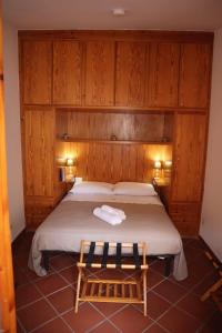 Un dormitorio con una cama con una pared de madera. en Casa Rustica, en Conversano