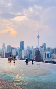 - une piscine à débordement avec vue sur la ville dans l'établissement Axon Residence KLCC - JD HOME, à Kuala Lumpur