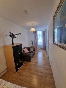 Μια τηλεόραση ή/και κέντρο ψυχαγωγίας στο Sea view flat opposite port with parking