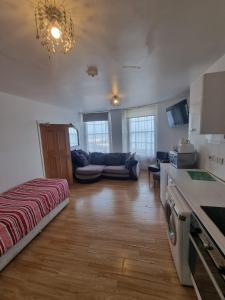 Η κουζίνα ή μικρή κουζίνα στο Sea view flat opposite port with parking