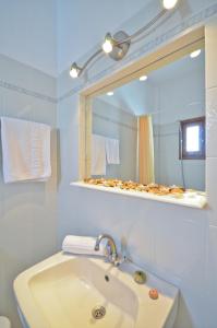 A bathroom at Dilino Hotel Studios