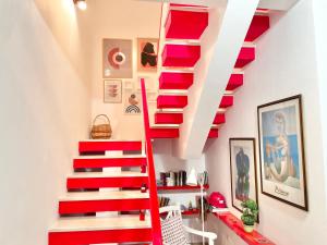 eine rot-weiße Treppe in einem Zimmer in der Unterkunft Lalëz AZURE Villa - 3 Bedrooms in Lalzit Bay + 26 Fotos