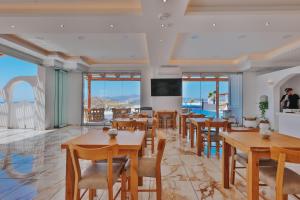 TV a/nebo společenská místnost v ubytování Naxos Grand Hotel