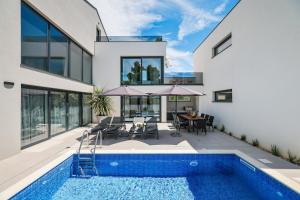 Hồ bơi trong/gần Villa Marie