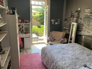 Ένα ή περισσότερα κρεβάτια σε δωμάτιο στο villa dans l entre deux mers secteur saint Emilion sauternes +6 φωτογραφίες