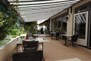 Restoran ili drugo mesto za obedovanje u objektu Logis Hôtel Le Belle Rive