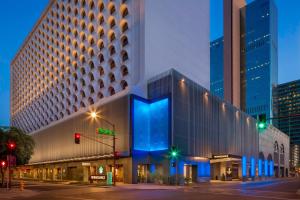 un edificio su una strada cittadina di notte di Renaissance Phoenix Downtown Hotel a Phoenix