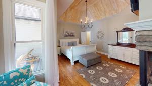 une chambre avec un lit et une fenêtre dans l'établissement Cozy 5BR Escape: Games Room, Grill, Near Hiking, à Marietta