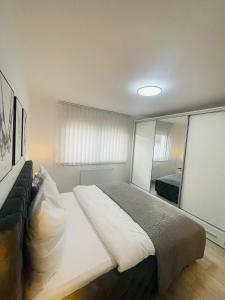 ツァジンにあるHappy Dreams Oasis Cazin, Modernes Apartment 60m2, WiFi & Balkonの大きなベッドと鏡のある寝室