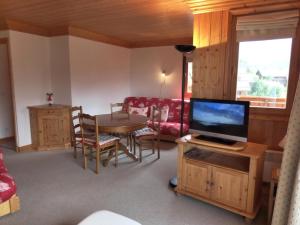 莱斯奥琉斯Résidence Lachat - Bel appartement 2 pièces 4 personnes proche de Méribel centre MAE-1785的客厅配有电视和一张沙发桌