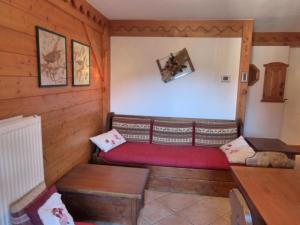 Zdjęcie z galerii obiektu Résidence Fermes De Meribel Bat C - Confortable appartement 3 pièces pour 4 personnes aux pieds des pistes aves accès à la piscine situé à Meribel Village MAE-1800 w mieście Les Allues