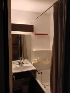Zdjęcie z galerii obiektu Résidence Glieres - Appartement 2 pièces 5 personnes à Bourg Saint Maurice dans une résidence avec piscine et proche du funiculaire MAE-1760 w mieście Bourg-Saint-Maurice