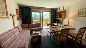 salon z kanapą i stołem w obiekcie Résidence Les Cytelles - Studio pour 4 personnes à Méribel Altiport, au pied des pistes et proche du golf MAE-1804 w mieście Les Allues