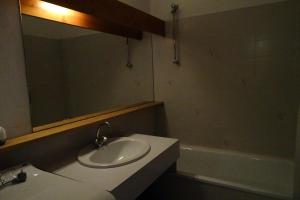 Kúpeľňa v ubytovaní Résidence Jardins Du Nantet - Appartement 2 pièces 4 personnes à Bourg Saint Maurice proche du centre ville et des commerces MAE-1816