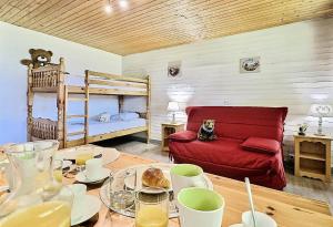 Pokój ze stołem i 2 łóżkami piętrowymi w obiekcie Résidence Neige Et Soleil - Studio 4 personnes à Tignes au pied des pistes et proche des commerces dans le quartier du Rosset. Studio très bien agencé avec MAE-1806 w mieście Tignes