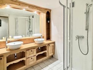 łazienka z dwiema umywalkami i prysznicem w obiekcie Résidence Neige Et Soleil - Studio 4 personnes à Tignes au pied des pistes et proche des commerces dans le quartier du Rosset. Studio très bien agencé avec MAE-1806 w mieście Tignes