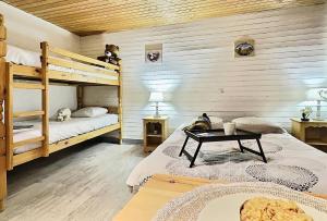 Łóżko lub łóżka w pokoju w obiekcie Résidence Neige Et Soleil - Studio 4 personnes à Tignes au pied des pistes et proche des commerces dans le quartier du Rosset. Studio très bien agencé avec MAE-1806
