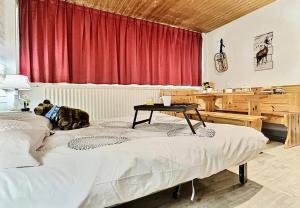 Łóżko lub łóżka w pokoju w obiekcie Résidence Neige Et Soleil - Studio 4 personnes à Tignes au pied des pistes et proche des commerces dans le quartier du Rosset. Studio très bien agencé avec MAE-1806