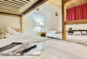 sypialnia z 2 łóżkami i misiem w obiekcie Résidence Neige Et Soleil - Studio 4 personnes à Tignes au pied des pistes et proche des commerces dans le quartier du Rosset. Studio très bien agencé avec MAE-1806 w mieście Tignes