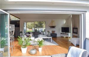 Televiisor ja/või meelelahutuskeskus majutusasutuses 3 Bedroom Cozy Home In Sölvesborg