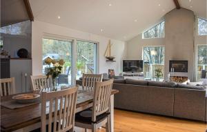 Televiisor ja/või meelelahutuskeskus majutusasutuses 3 Bedroom Cozy Home In Sölvesborg
