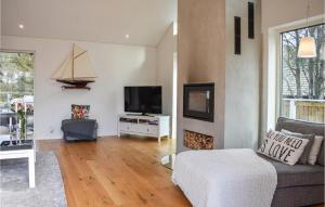 Televiisor ja/või meelelahutuskeskus majutusasutuses 3 Bedroom Cozy Home In Sölvesborg