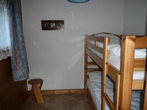 a bunk bed room with two bunk beds in it at Résidence Bergerie Des 3 Vallees D - Joli appartement 3 pièces 4 personnes situé sur Les Allues dans un quartier calme MAE-1971 in Les Allues