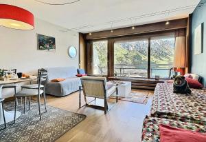 a living room with a bed and a dining room at Résidence Les Ducs De Savoie - Appartement 2 pièces 6 personnes à Tignes au pied des commerces, du bowling et proche des pistes, de la piscine et de l'office d MAE-2010 in Tignes