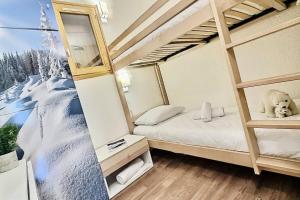 Posteľ alebo postele v izbe v ubytovaní Résidence Divaria - Studio cabine 4 personnes à Tignes au pied des pistes et proche des commerces dans le quartier du Lac. Situé en rez de jardin d' MAE-2114