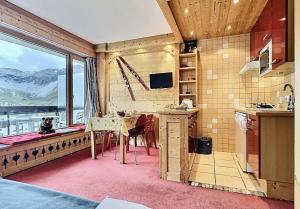 Televízia a/alebo spoločenská miestnosť v ubytovaní Résidence Le Bec Rouge - Joli studio rénové avec goût pour 4 personnes à Tignes ski aux pieds et proche des commerces dans le quartier du Lac. Appartemen MAE-2094