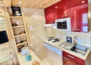 Kuchyňa alebo kuchynka v ubytovaní Résidence Le Bec Rouge - Joli studio rénové avec goût pour 4 personnes à Tignes ski aux pieds et proche des commerces dans le quartier du Lac. Appartemen MAE-2094
