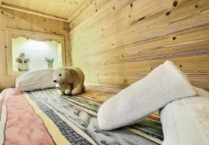 Posteľ alebo postele v izbe v ubytovaní Résidence Le Bec Rouge - Joli studio rénové avec goût pour 4 personnes à Tignes ski aux pieds et proche des commerces dans le quartier du Lac. Appartemen MAE-2094