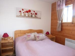 a bedroom with a bed with pink sheets and pillows at Résidence Bergerie Des 3 Vallees D - Joli appartement 3 pièces 4 personnes situé sur Les Allues dans un quartier calme MAE-2122 in Les Allues