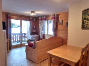 a living room with a table and a couch at Résidence Bergerie Des 3 Vallees D - Joli appartement 3 pièces 4 personnes situé sur Les Allues dans un quartier calme MAE-2122 in Les Allues