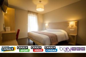 a hotel room with a large bed in a room at Brit Hotel Brive La Gaillarde - Restaurant La Limousine in Malemort-sur-Corrèze