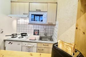 Kuchyňa alebo kuchynka v ubytovaní Résidence Le Pramecou - Joli studio 4 personnes à Tignes proche des pistes et des commerces dans le quartier du Val Claret. Appartement situé au 5ème ét MAE-2133 + 8 fotografií