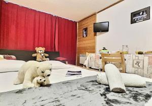 Televízia a/alebo spoločenská miestnosť v ubytovaní Résidence Le Pramecou - Joli studio 4 personnes à Tignes proche des pistes et des commerces dans le quartier du Val Claret. Appartement situé au 5ème ét MAE-2133