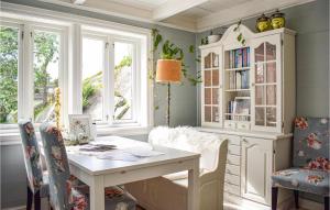 Χώρος καθιστικού στο Lovely Home In Fusa With Kitchen