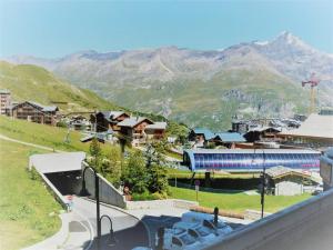una vista di una città con una montagna sullo sfondo di Résidence Le Palafour - Studio 2 personnes à Tignes au pied des pistes, des commerces, de l'ESF et de l'office du tourisme dans le quartier du lac. Appa MAE-2160 a Tignes Altre 9 foto
