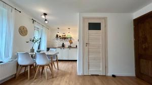 Kuchyňa alebo kuchynka v ubytovaní Apartamenty GOSZOWIANKA