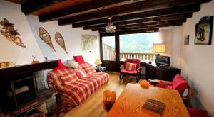 ein Wohnzimmer mit Couch und Kamin in der Unterkunft Résidence BruyÈres - Les Hauts De Planchamp - 3 Pièces pour 6 Personnes MAE-3322 in Champagny-en-Vanoise