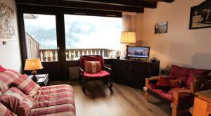 ein Wohnzimmer mit einer Couch und einem Sessel und einem Fernseher in der Unterkunft Résidence BruyÈres - Les Hauts De Planchamp - 3 Pièces pour 6 Personnes MAE-3322 in Champagny-en-Vanoise + 6 Fotos