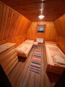 Postel nebo postele na pokoji v ubytování Zuberské dreveničky