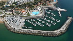 Imagen de la galería de At the beach with a private garden, en Carcavelos