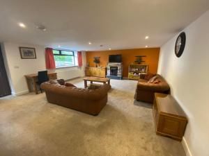 een woonkamer met twee banken en een tafel bij Langway in Gatebeck