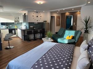 a living room with a bed and a kitchen at Alla Deluxe in Gotha
